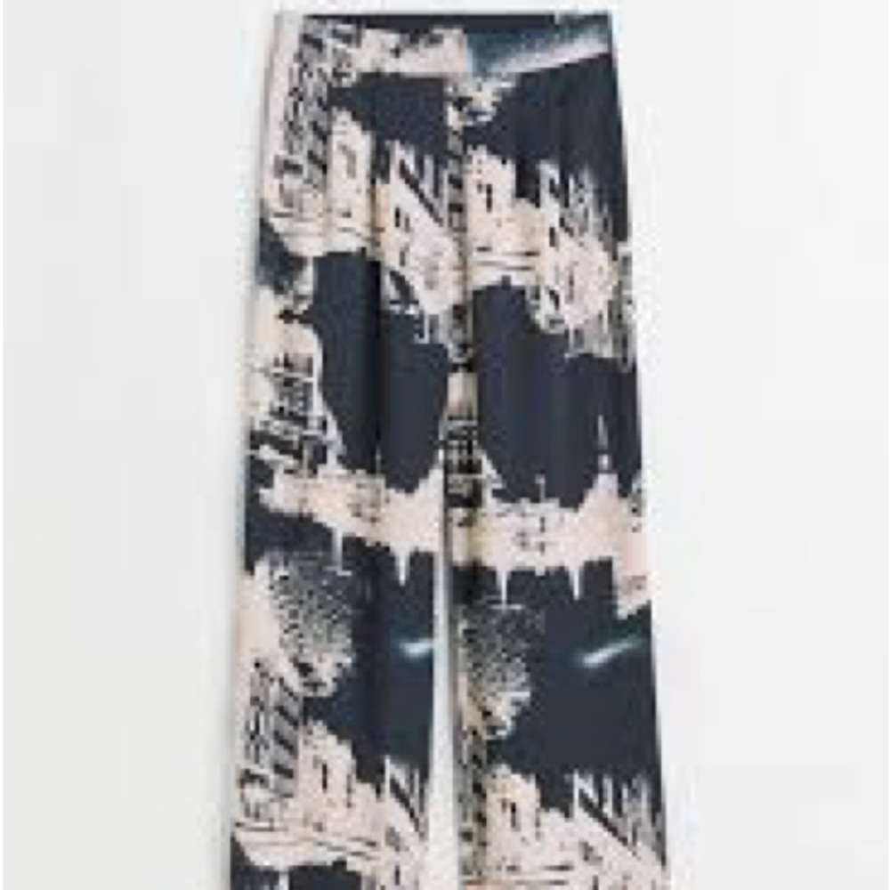 🚨Flash Sale 🚨 H&M Blue and Cream Graphic Print Pants